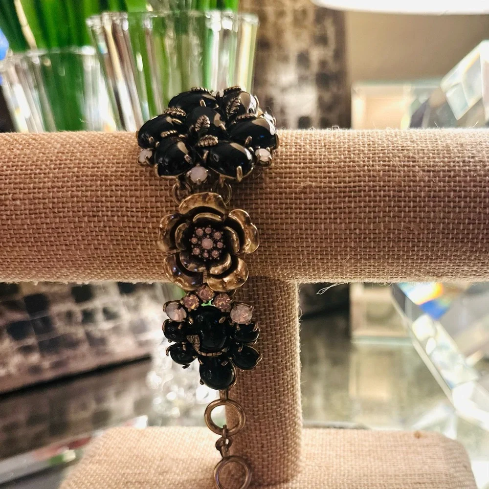 Exquisite Chloe + Isabel Black and Goldtone Floral Bracelet Intricate Accents - Picture 1 of 16